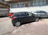 Kağıthane’de Kayarak Çarpan Araçta Hasar