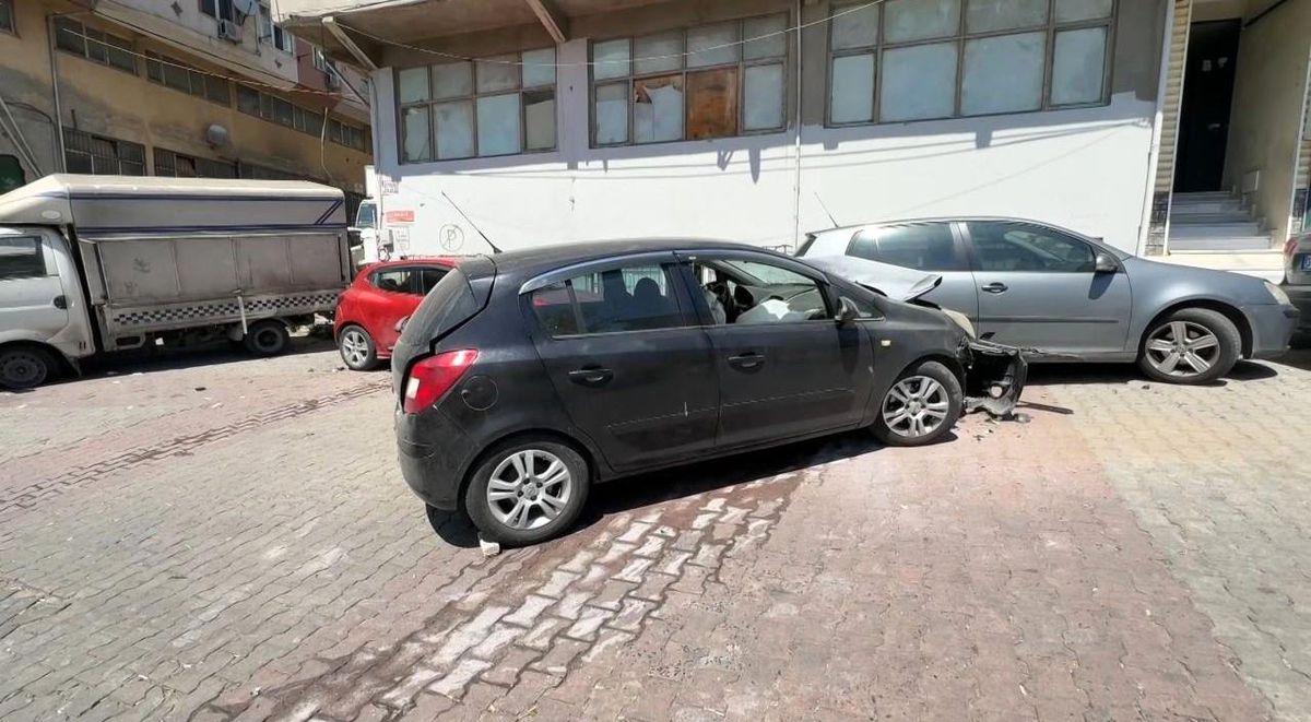 Kağıthane’de Kayarak Çarpan Araçta Hasar