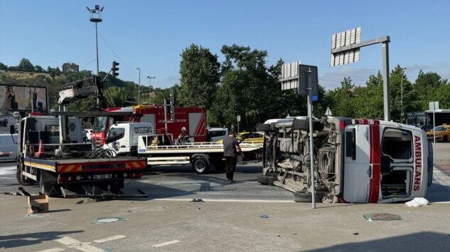 Kağıthane’de Ambulans ve Motosiklet Çarpıştı