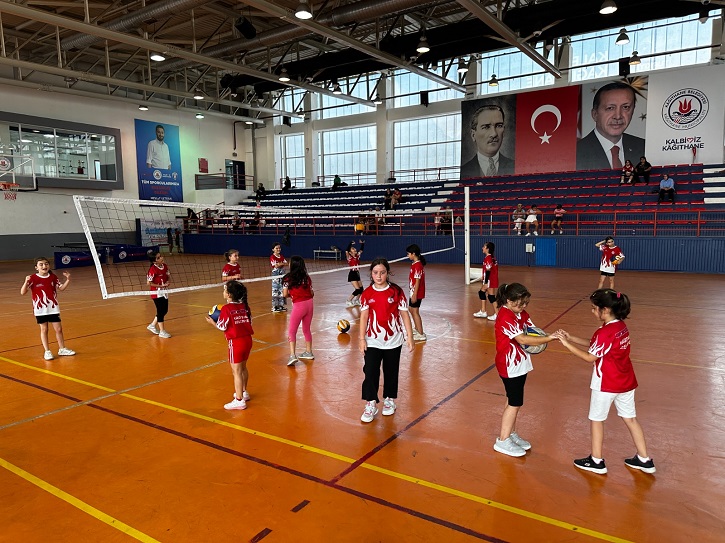 YAZ SPOR OKULLARI KÂĞITHANE’DE YOĞUN KATILIMLA SÜRÜYOR