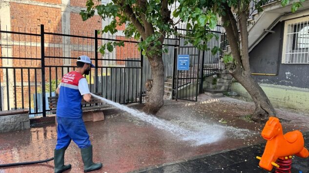 KÂĞITHANE’DE PARKLAR DÜZENLİ OLARAK TEMİZLENİYOR