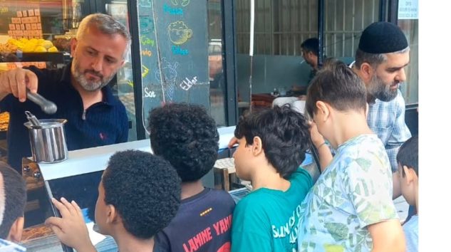MUHTAR BALCI KUR’AN ÇOCUKLARINI SEVİNDİRMEYE DEVAM EDİYOR