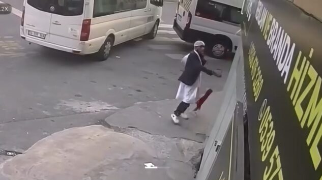 Kağıthane’de Türk Bayrağını Söküp Attı