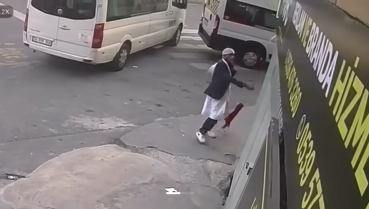 Kağıthane’de Türk Bayrağını Söküp Attı
