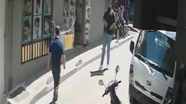 Kağıthane’de Tıraşı beğenmedi berberi bıçakladı