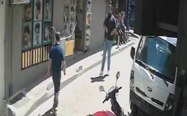 Kağıthane’de Tıraşı beğenmedi berberi bıçakladı
