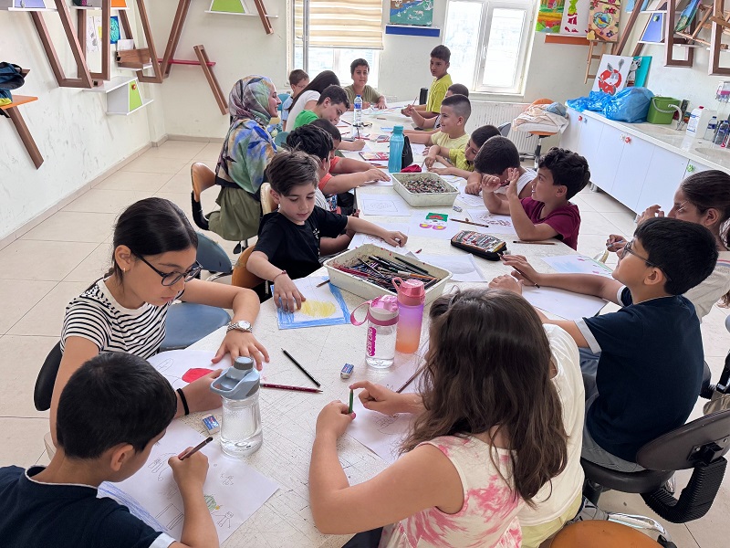 YAZ AKADEMİSİ’NDE ÇOCUKLAR HEM ÖĞRENİYOR HEM ÜRETİYOR