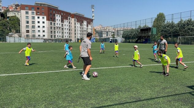 YAZ SPOR OKULLARI’NDA ÇOCUKLAR HEM ÖĞRENİYOR HEM SPOR YAPIYOR