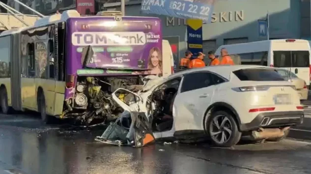 Otomobil İETT otobüsüne çarptı: 3 kişi hayatını kaybetti