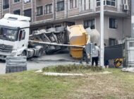 Kağıthane’de Hafriyat Kamyonu Devrildi