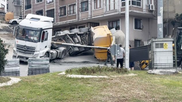 Kağıthane’de Hafriyat Kamyonu Devrildi
