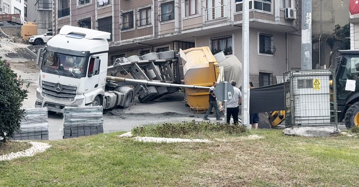 Kağıthane’de Hafriyat Kamyonu Devrildi