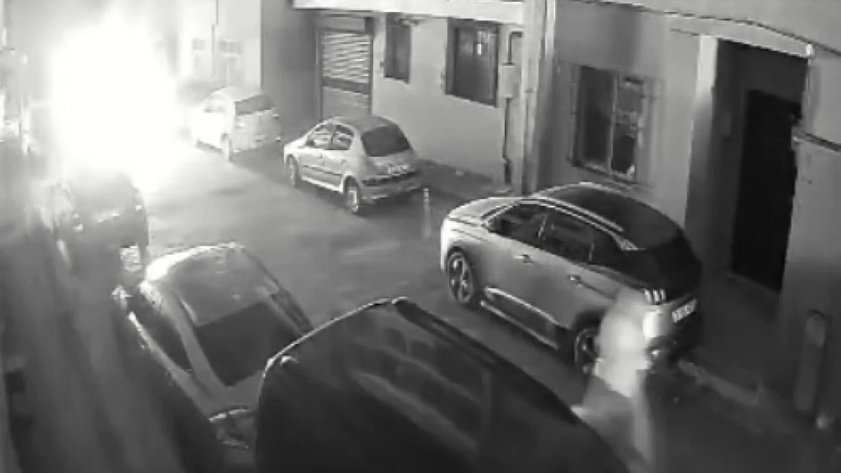 Kağıthane’de aynı firmanın 3 aracı kundaklandı