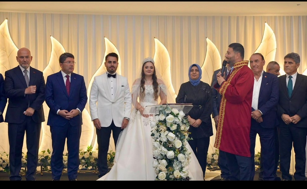 KAĞITHANE’DE GÖRKEMLİ DÜĞÜN: KEMAL VE ASYA DÜNYAEVİNE GİRDİ