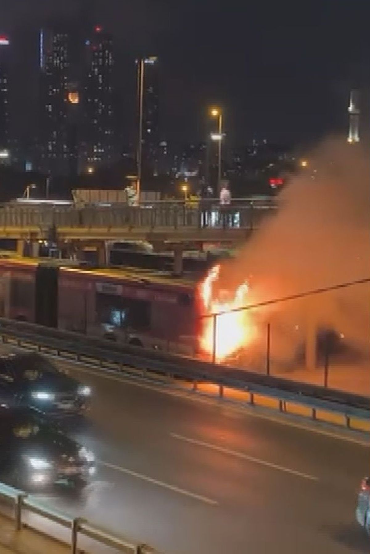 Kağıthane’de metrobüs alevlere teslim oldu