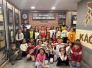 EL YAPIMI KÂĞIT ATÖLYESİ’NDE ÇOCUKLAR GERİ DÖNÜŞÜMÜ UYGULAMALI ÖĞRENİYOR