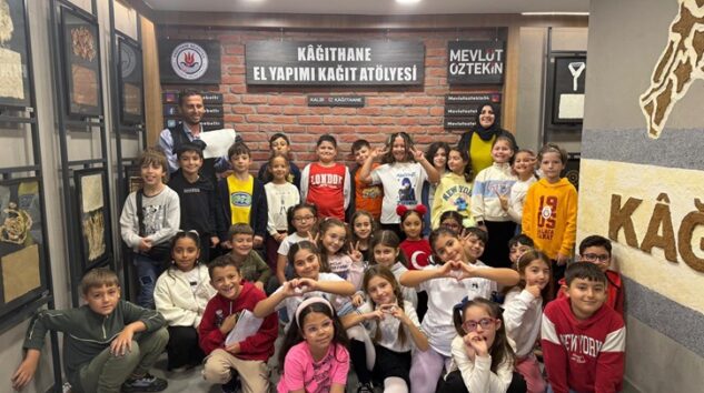EL YAPIMI KÂĞIT ATÖLYESİ’NDE ÇOCUKLAR GERİ DÖNÜŞÜMÜ UYGULAMALI ÖĞRENİYOR