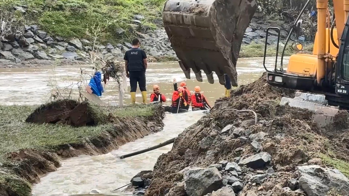 Ayazağa selinde kaybolanlar için Kağıthane’deki gölette su tahliye edildi